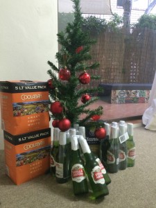 Vår julgran med massa gosaker under