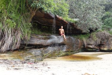 Jag i vattenfallet Collins Flat Beach Waterfall Manly