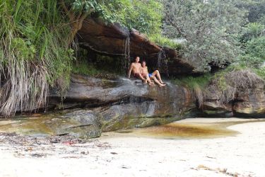 Jag och Robin leker modeller Collins Flat Beach Waterfall Manly