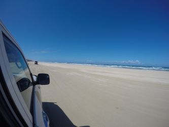 Bilresa längs stranden